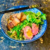 Yakisoba juurviljade ja chachu sealihaga