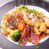 Yakisoba juurviljade ja mereandidega