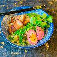 Yakisoba juurviljade ja chachu sealihaga